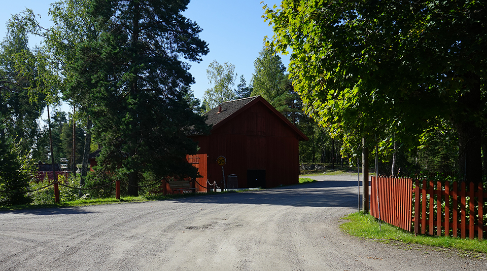 Foto på röd lada vid Södra infartsvägen till Sala Silvergruva